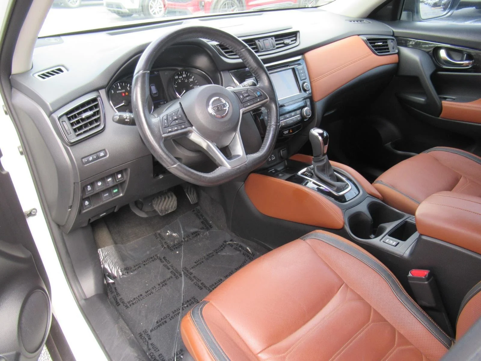Used 2018 White Nissan SL image 16