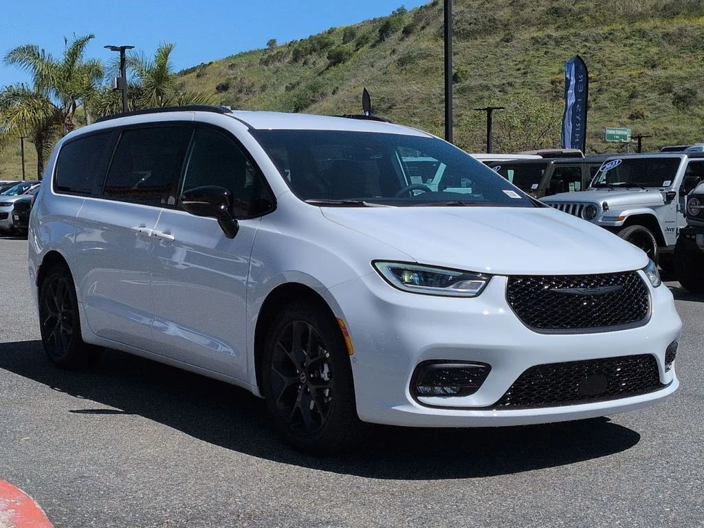 Used 2026 White Chrysler Select image 3