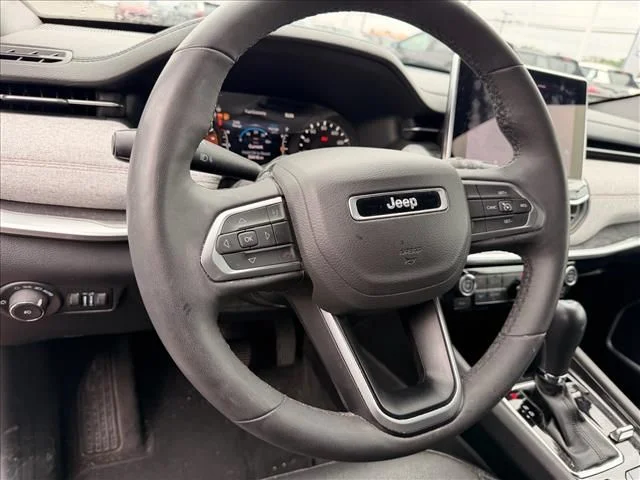 Used 2023 Red Jeep Latitude Lux image 21
