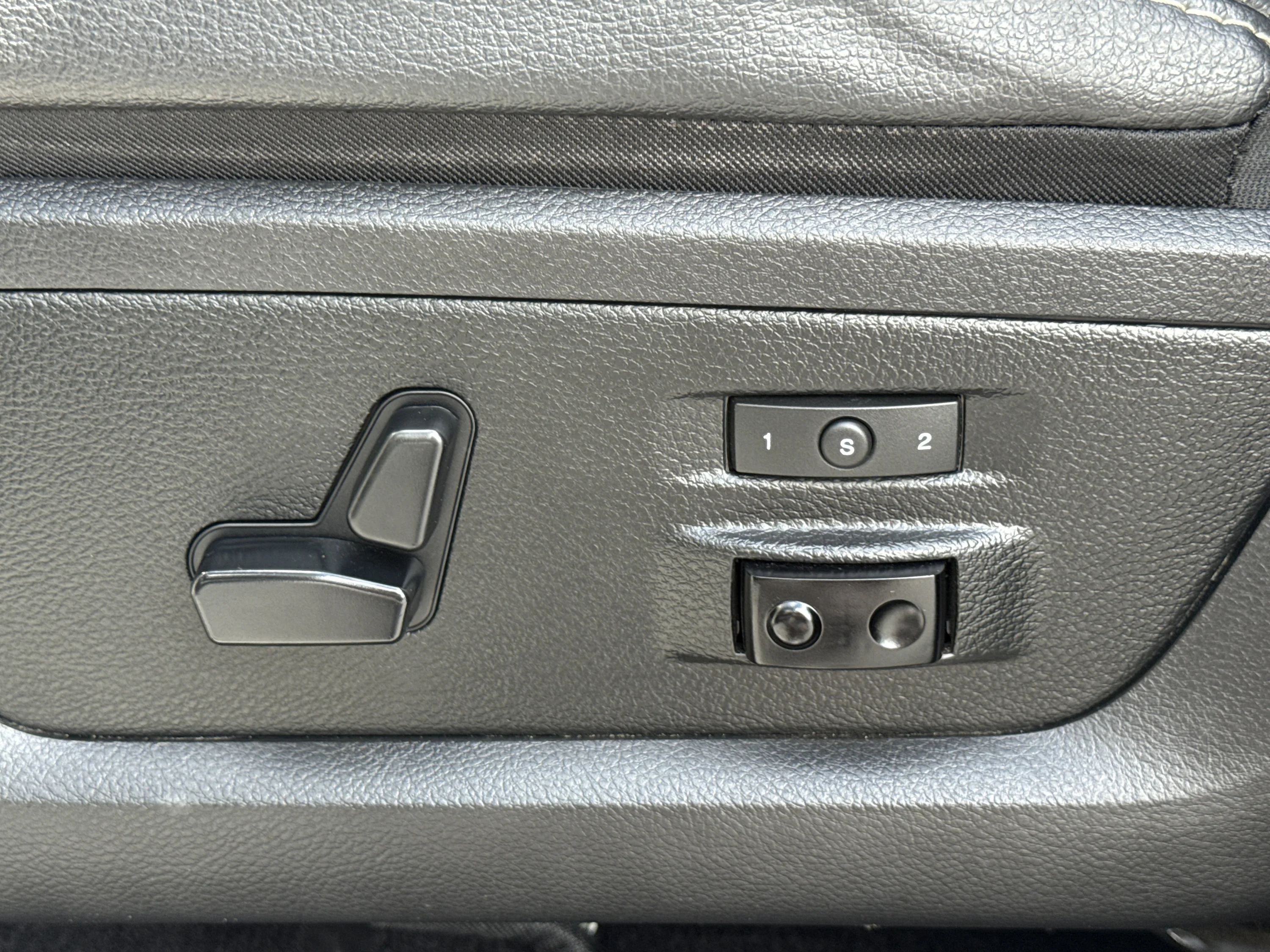 Used 2018 Bright White Clearcoat Ram Laramie image 30