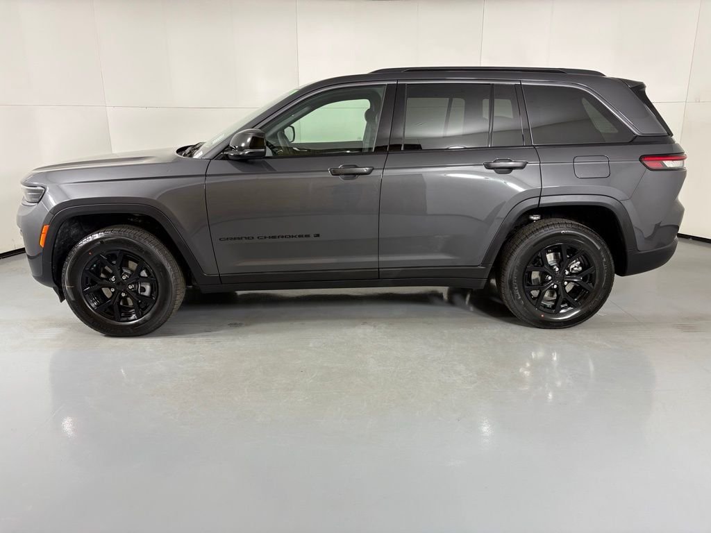 New 2026 Baltic Gray Metallic Clear-Coat Exterior Paint Jeep Altitude image 5