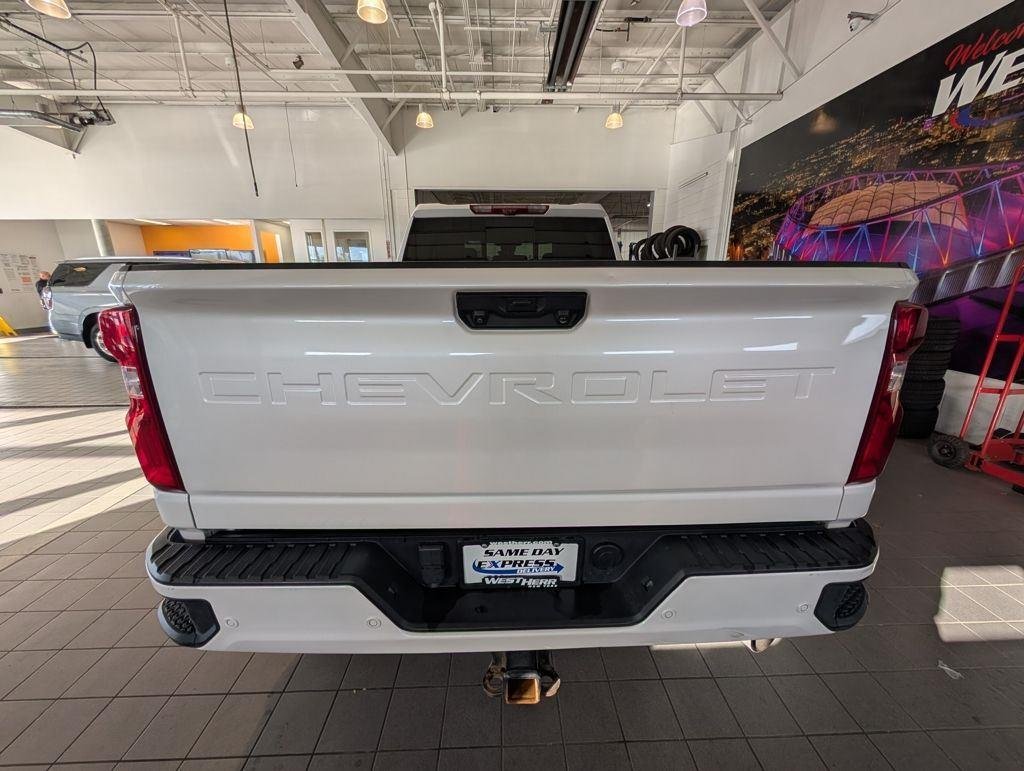 Used 2024 Pearl Chevrolet High Country image 9