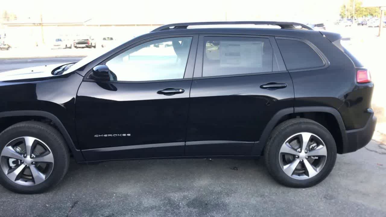 Used 2022 Diamond Black Crystal Pearlcoat Jeep Limited image 5