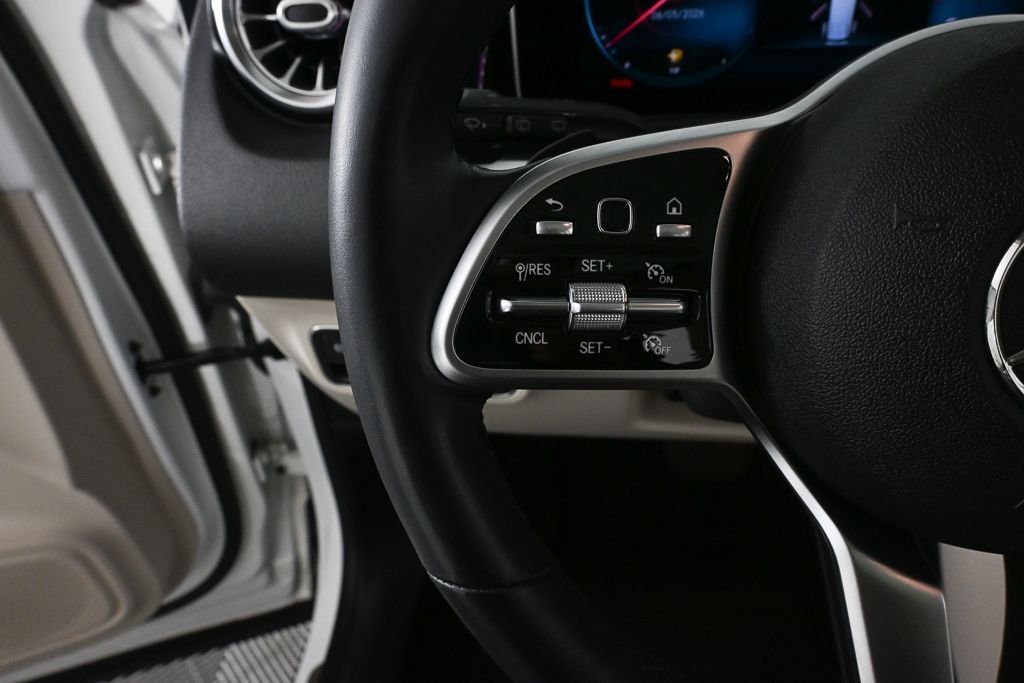 Used 2021  Mercedes-Benz GLB 250 image 10