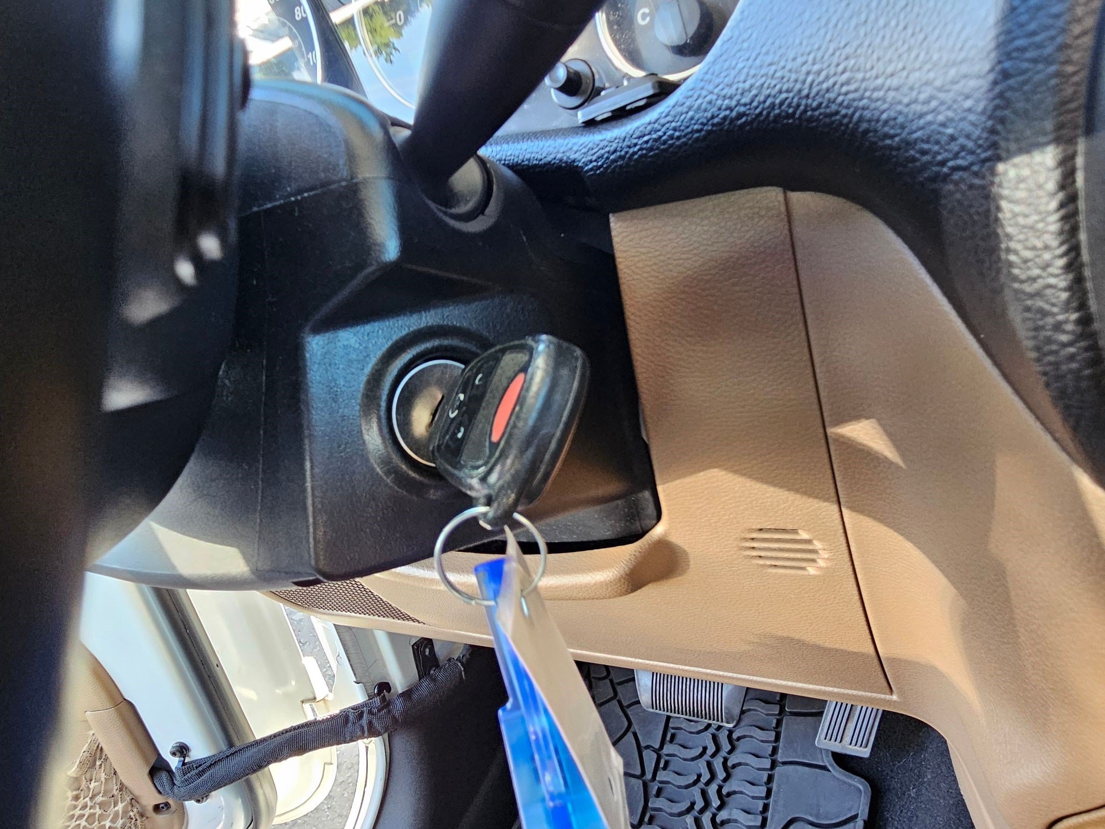 Used 2013 Bright White Clearcoat Jeep Sahara image 19
