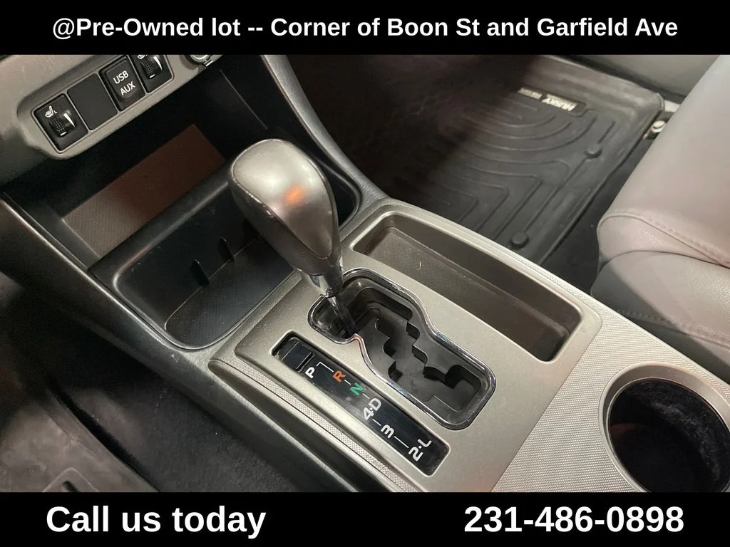 Used 2014  Toyota Base image 21