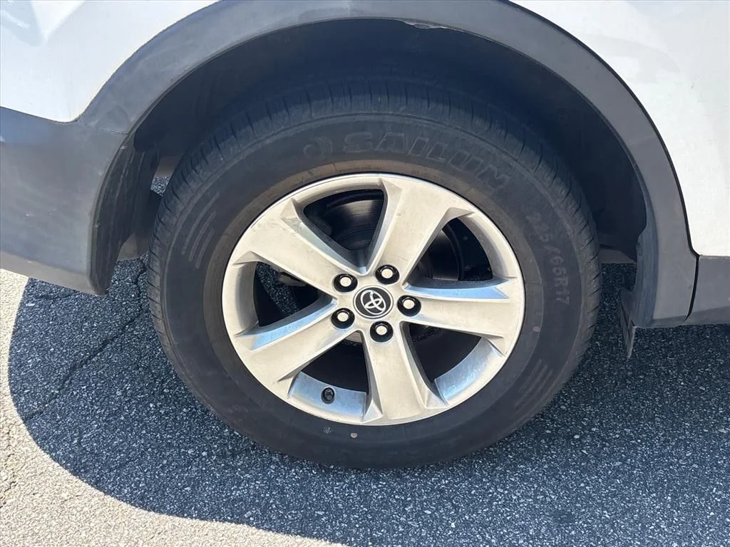 Used 2015 White Toyota XLE image 7
