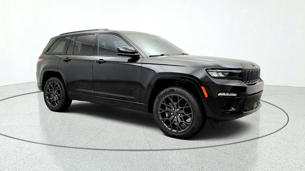 Used 2025 Diamond Black Crystal Pearlcoat Jeep Summit 4x4 w/ High Altitude, Hands-Free ADA & Night Vision image 3