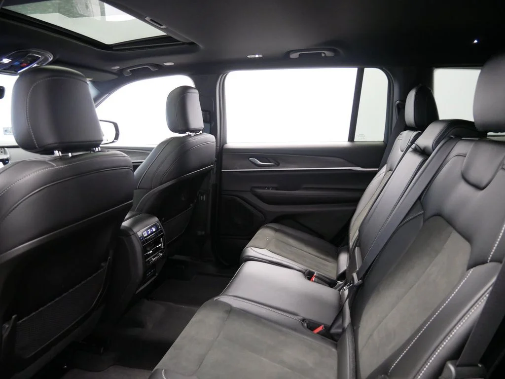 New 2026 Diamond Black Crystal Pearl-Coat Exterior Paint Jeep Altitude image 13