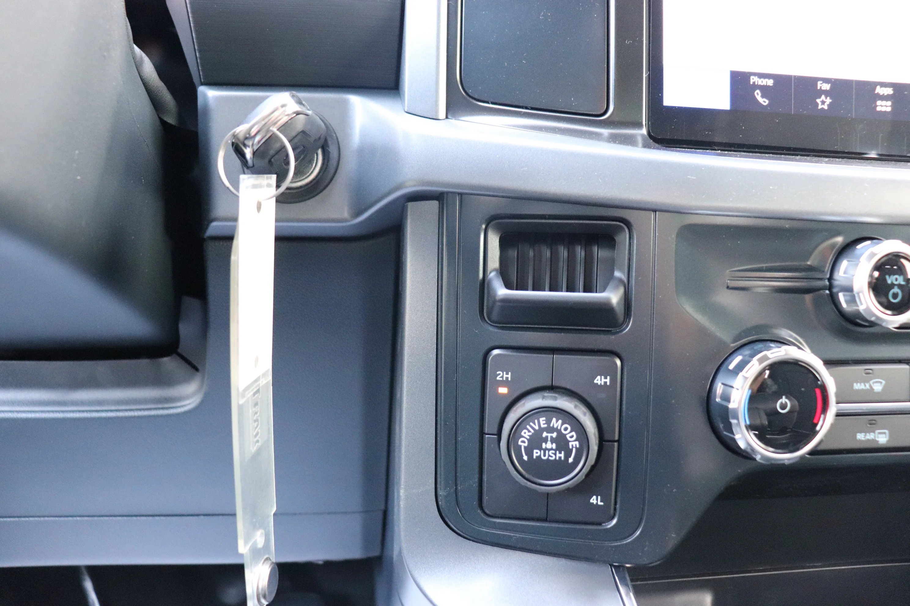 New 2026 CARBONIZED GREY METALLIC Ford XLT image 13