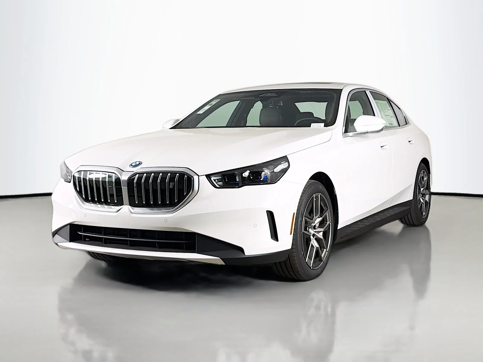 New 2027 Alpine White BMW eDrive40 image 3