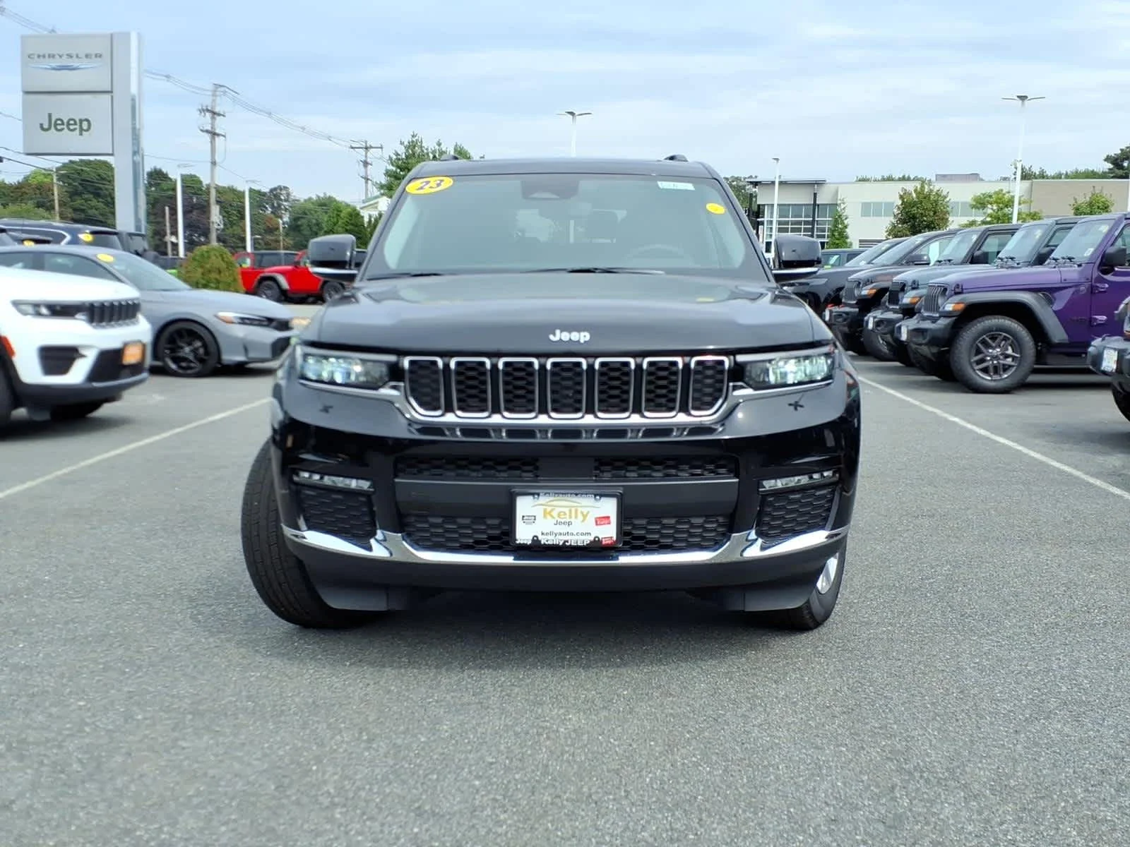 Used 2023 Diamond Black Crystal Pearlcoat Jeep Limited image 3