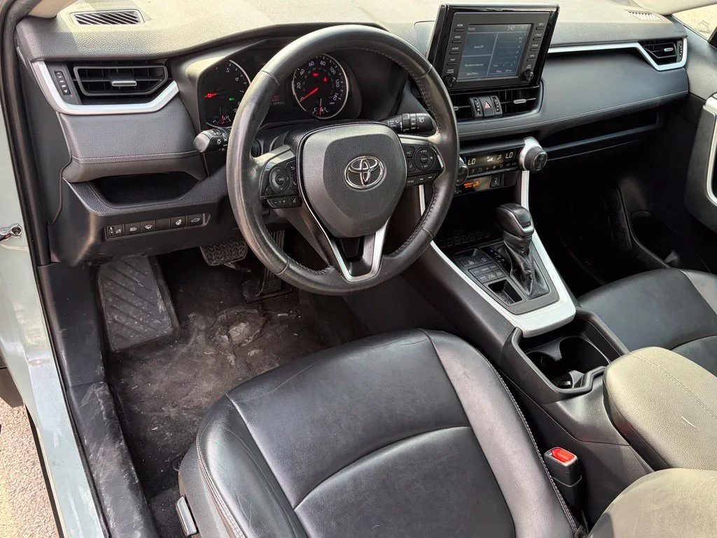 Used 2019 Lunar Toyota XLE Premium image 16