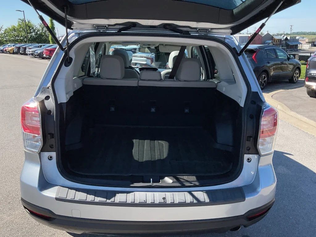 Used 2018 Ice Silver Metallic Subaru Limited image 15