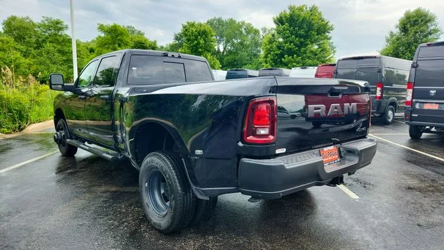 New 2026 Diamond Black Crystal Pearl-Coat Exterior Paint RAM Tradesman image 8