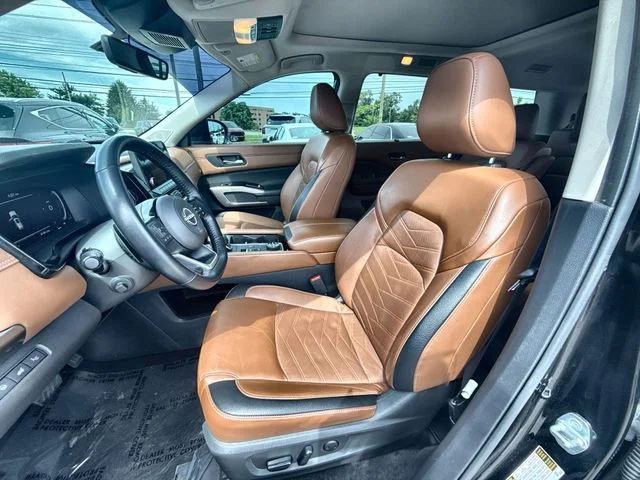 Used 2023 Black Nissan Platinum image 11