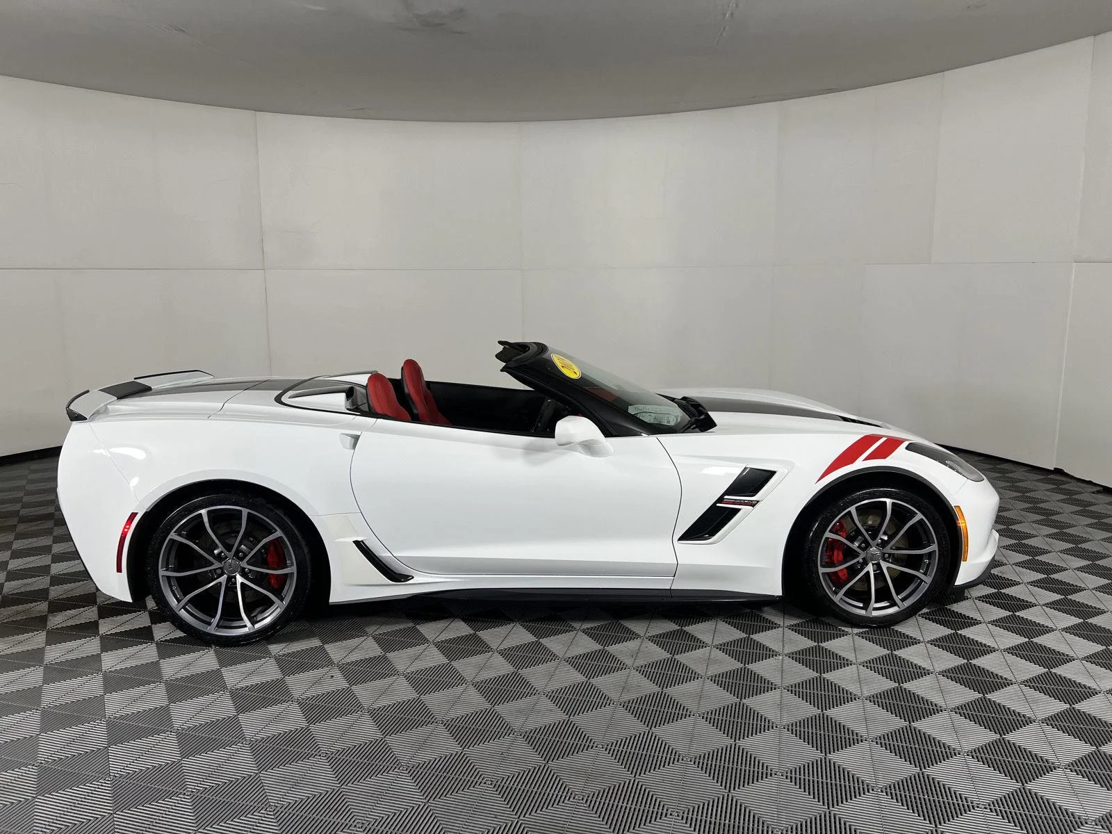 Used 2019 ARCTIC WHITE Chevrolet Grand Sport 2LT image 24