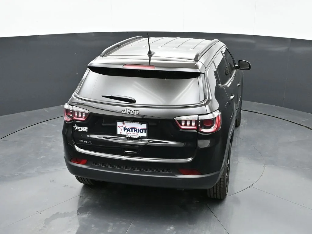 New 2026 Diamond Black Crystal Pearl-Coat Exterior Paint Jeep Latitude image 33