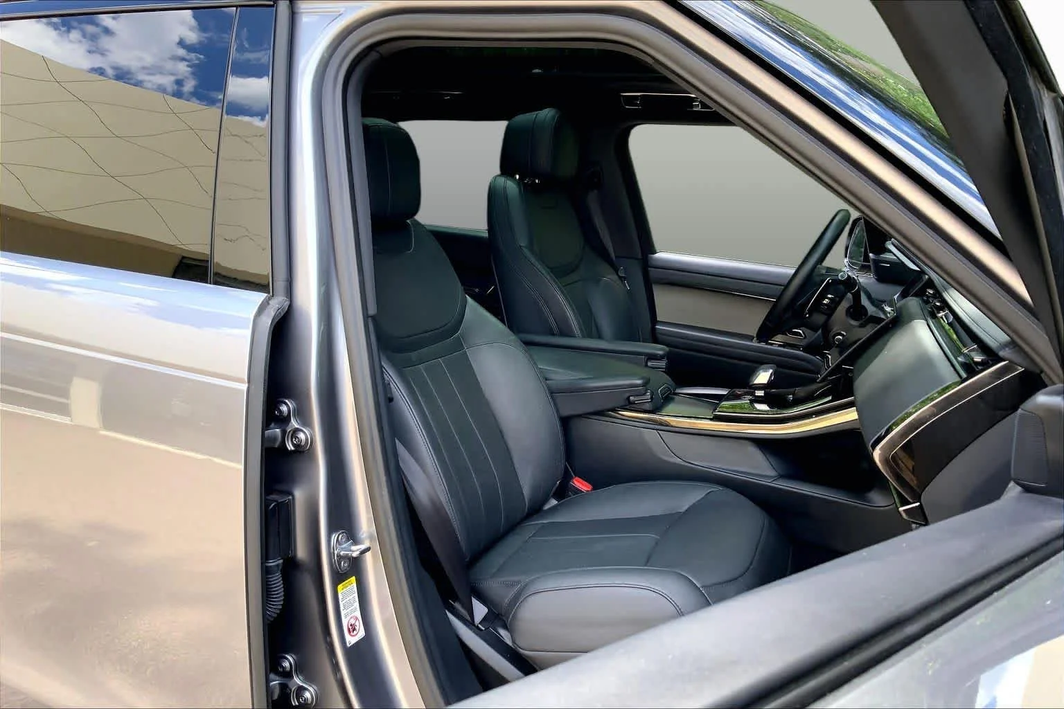 Used 2025 Eiger Grey Metallic Land Rover SE image 8