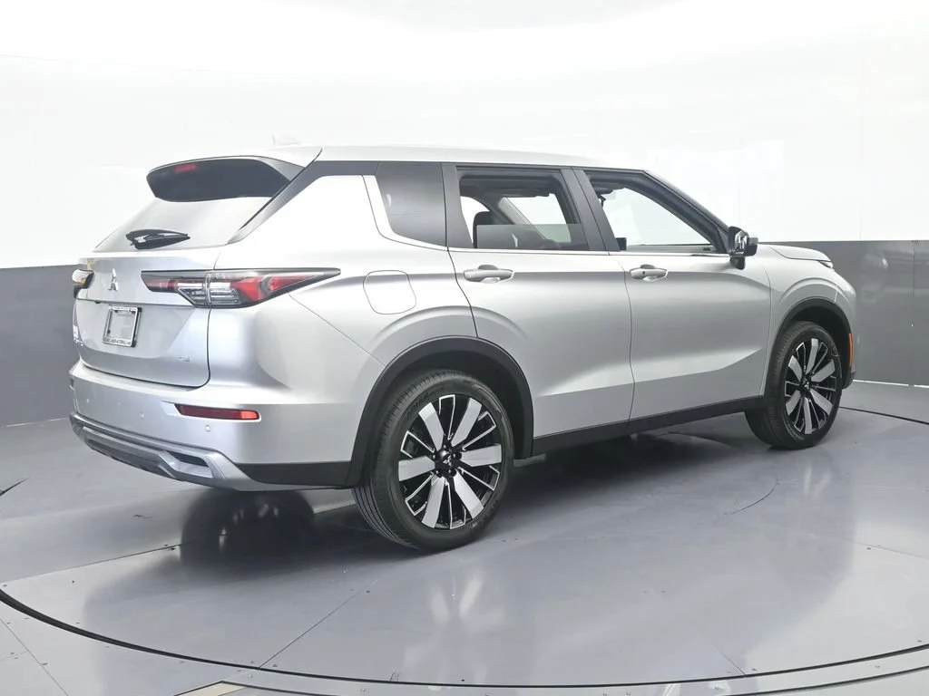 New 2026 Silver Metallic Mitsubishi SE 1.5T 2WD image 6
