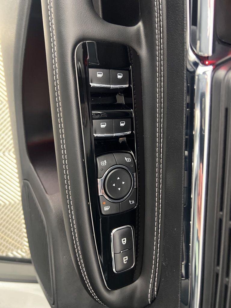 Used 2020 White Lincoln Standard image 13