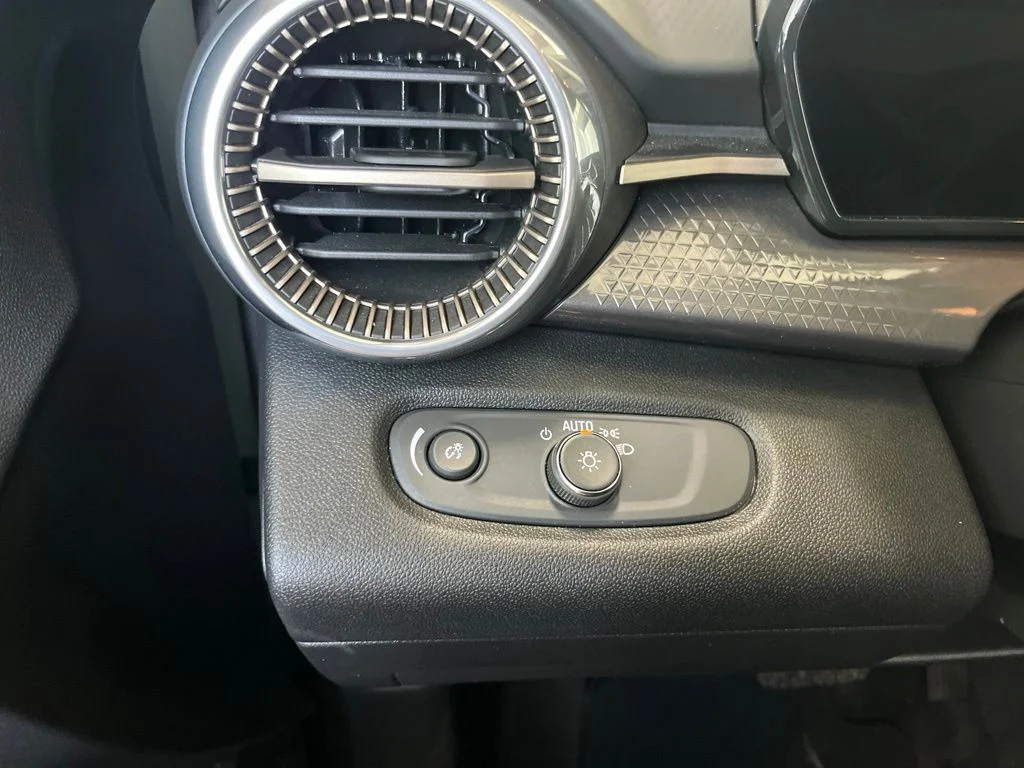 Used 2025 Green Chevrolet ACTIV image 13