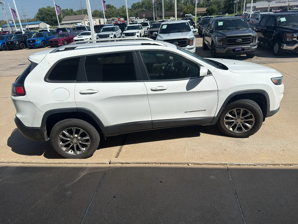 Used 2019 Bright White Clearcoat Jeep Latitude Plus image 8