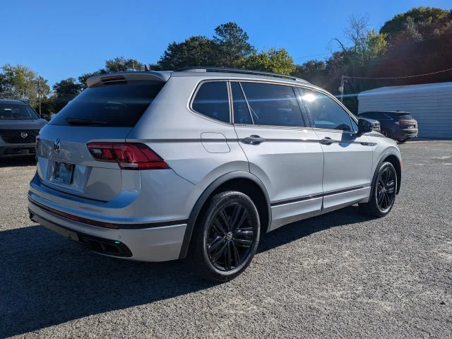 Used 2022 Silver Volkswagen 2.0T SE R-Line Black image 4