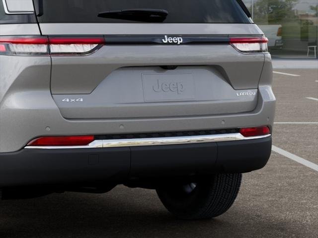 New 2026 Silver Zynith Exterior Paint Jeep Laredo 4x4 image 39