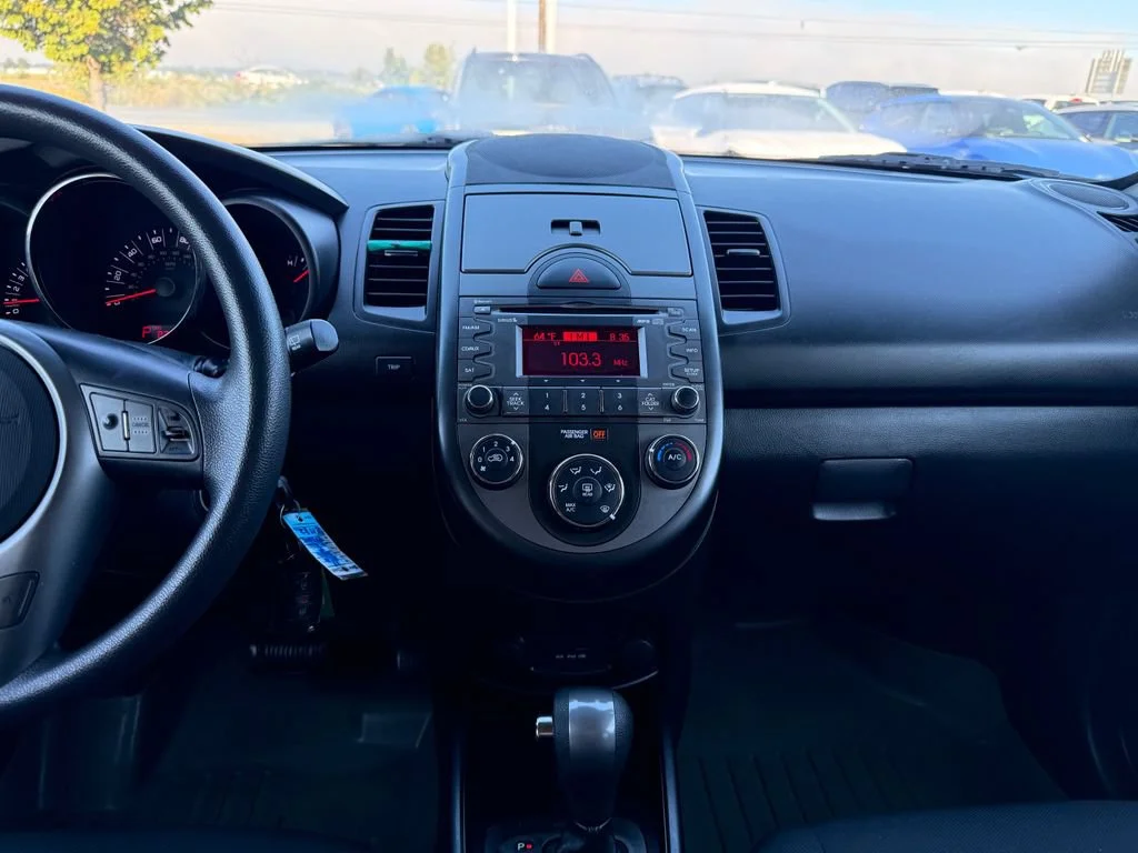 Used 2011 Titanium Kia + image 23