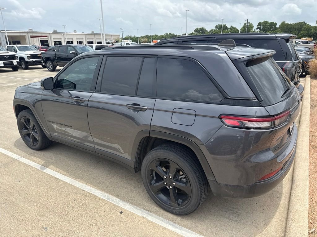 Used 2023 Gray Jeep Altitude X image 2