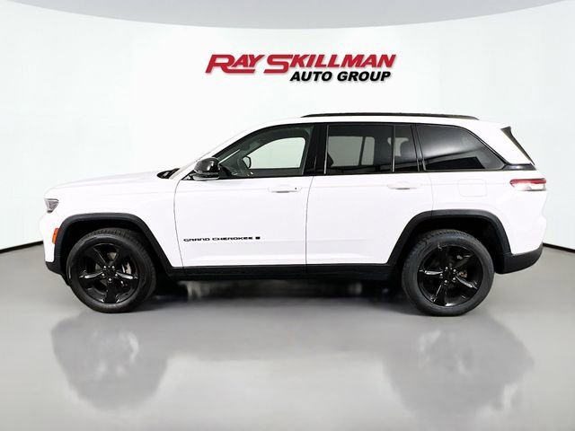 Used 2024 White Jeep Altitude image 4