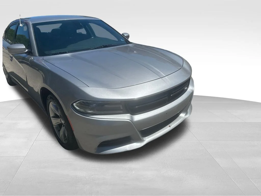 Used 2018 Silver Dodge V6 image 35