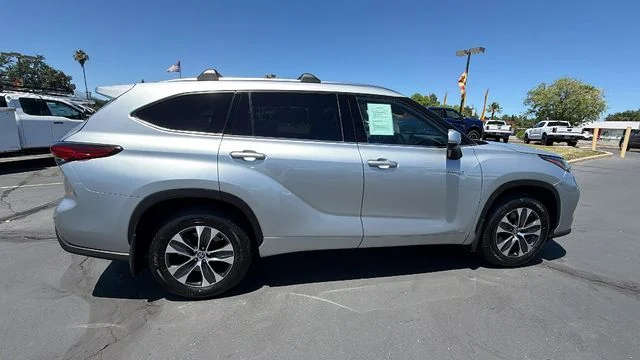 Used 2021 Silver Toyota XLE image 3