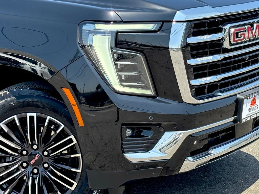Used 2025 Onyx Black GMC Elevation image 7