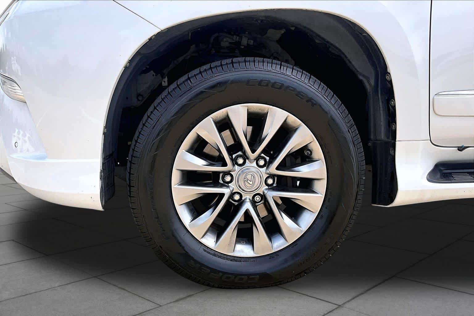 Used 2018 Starfire Pearl Lexus Luxury image 11