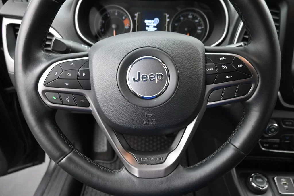Used 2019 Gray Jeep Latitude Plus image 18