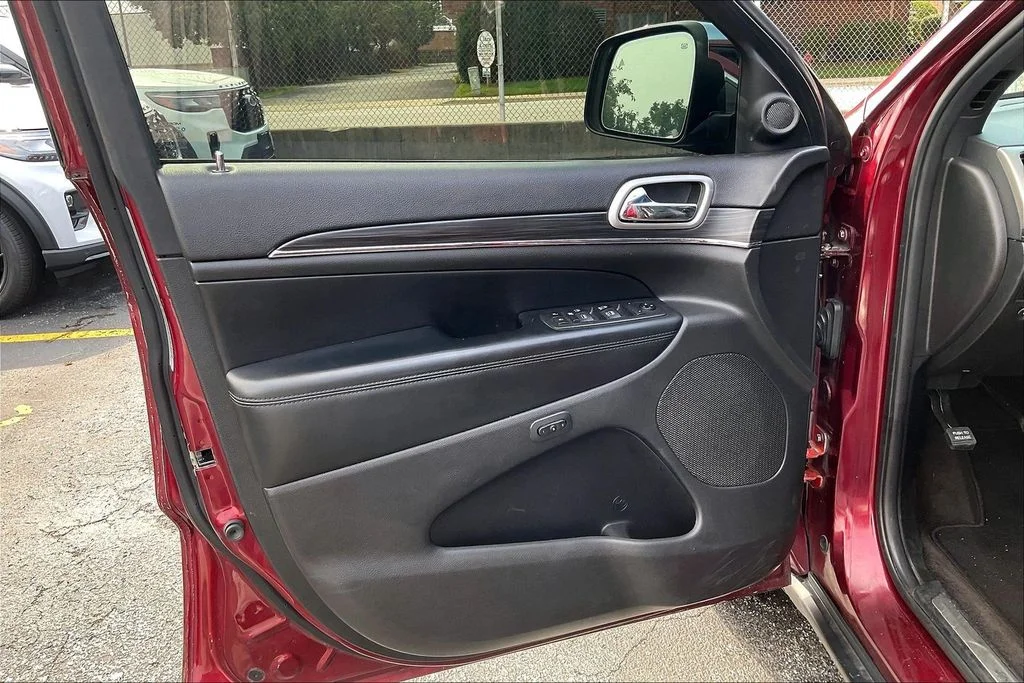 Used 2019 Red Jeep Limited image 21