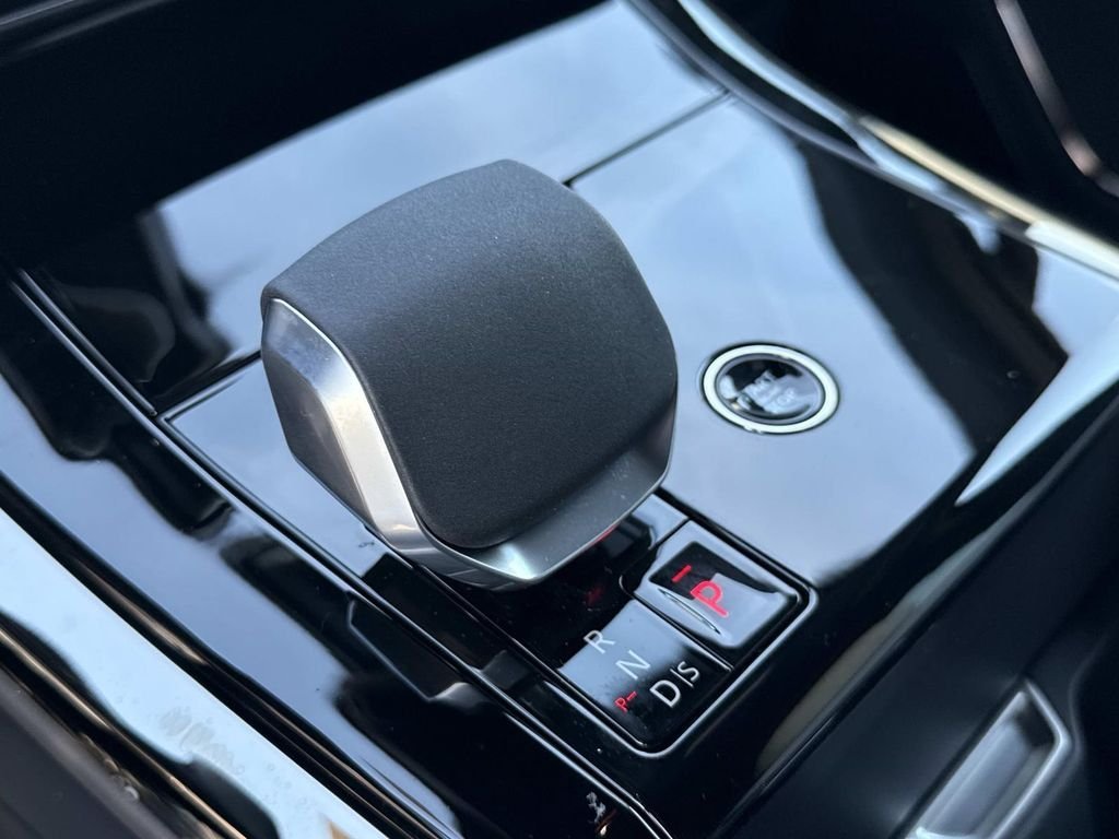 New 2026 Carpathian Grey LAND ROVER Dynamic SE image 5