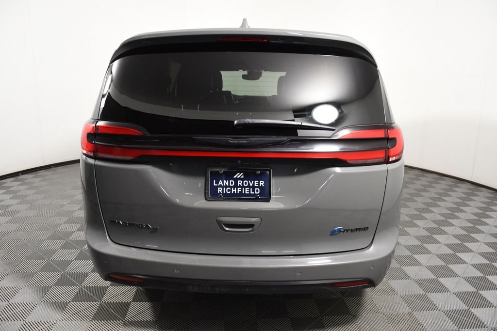 Used 2022 Ceramic Gray Clearcoat Chrysler Limited image 5