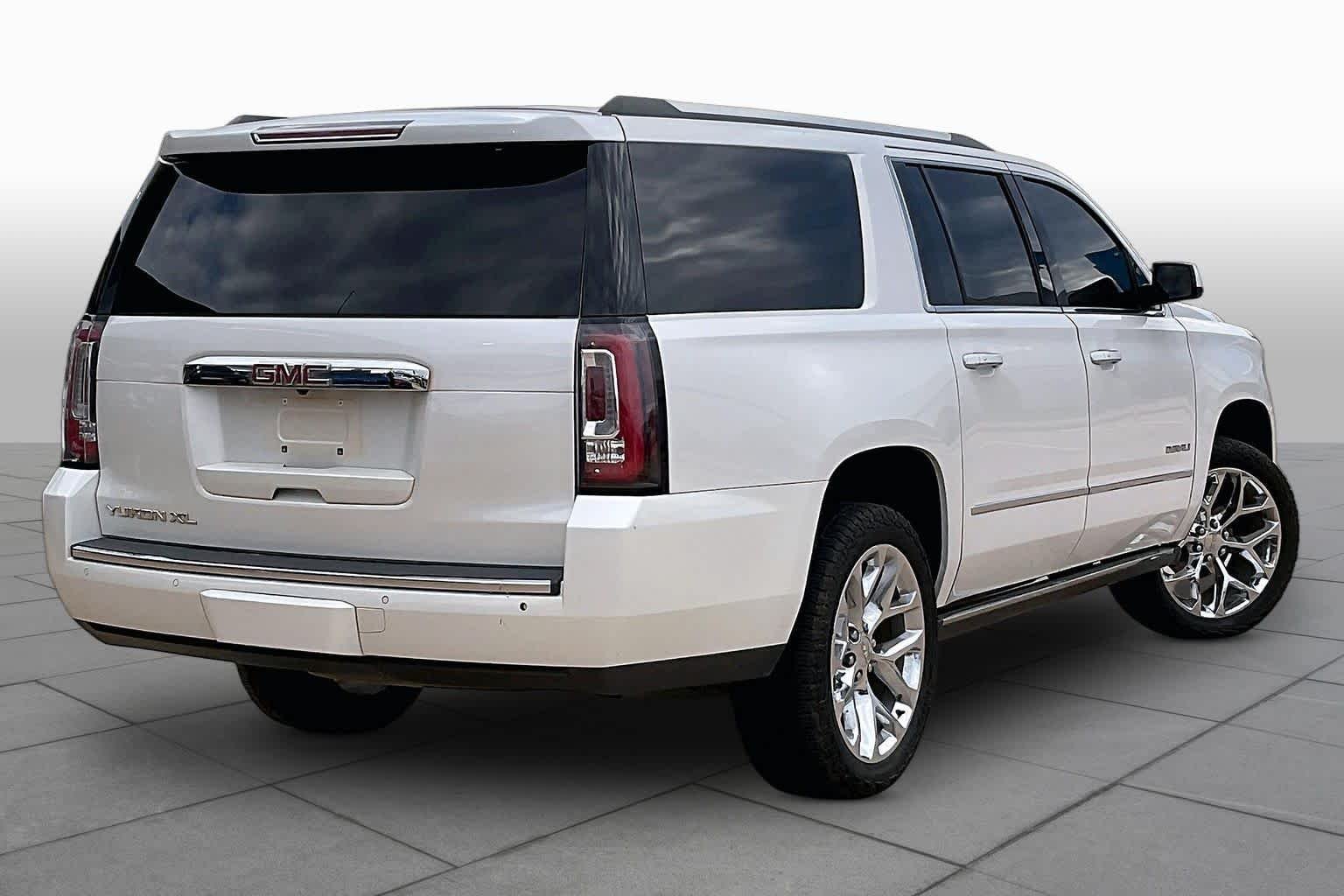 Used 2018 WHITE FROST TRICOAT GMC Denali image 13