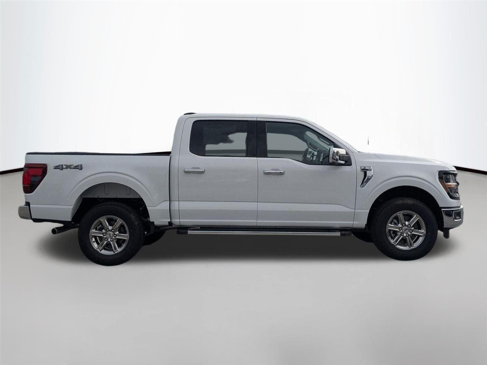 New 2025 Oxford White Ford XLT image 4