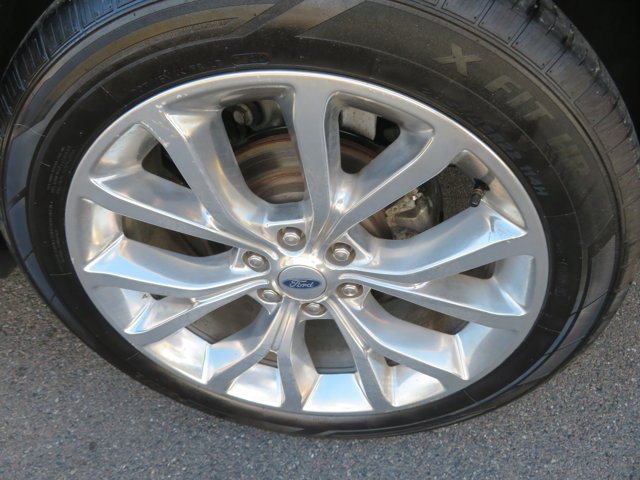 Used 2019 White Platinum Metallic Tri-Coat Ford Platinum image 36