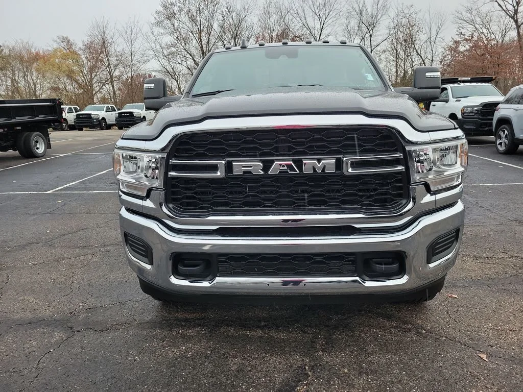 New 2024 Diamond Black Crystal Pearl-Coat Exterior Paint RAM Tradesman image 3