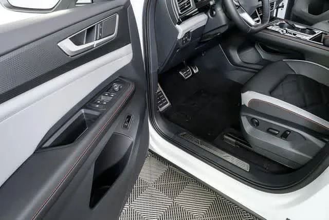New 2026 Opal White Pearl Volkswagen 2.0T Peak Edition image 8