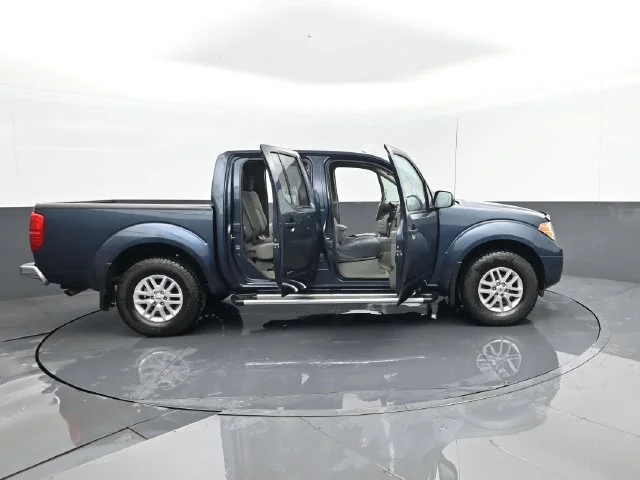Used 2017 Arctic Blue Metallic Nissan SV image 27