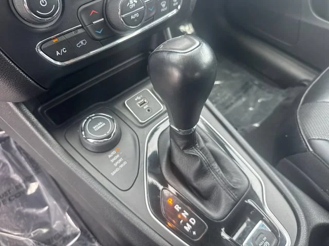 Used 2023 Gray Jeep Altitude Lux 4x4 image 28