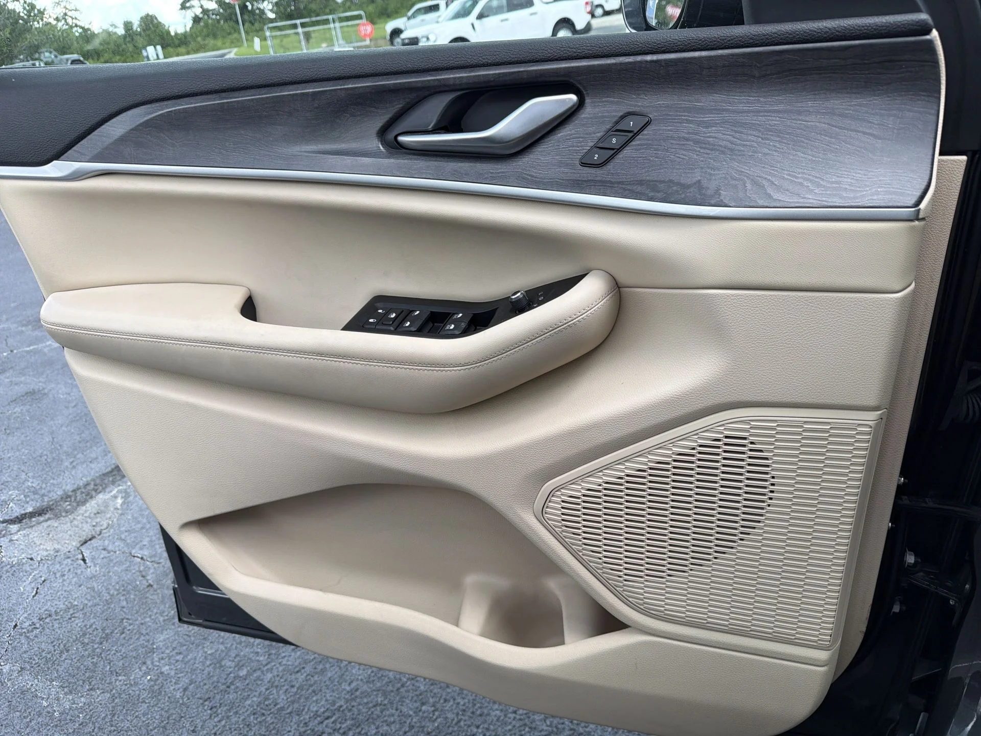 Certified Used 2023 Metallic Jeep Limited image 17