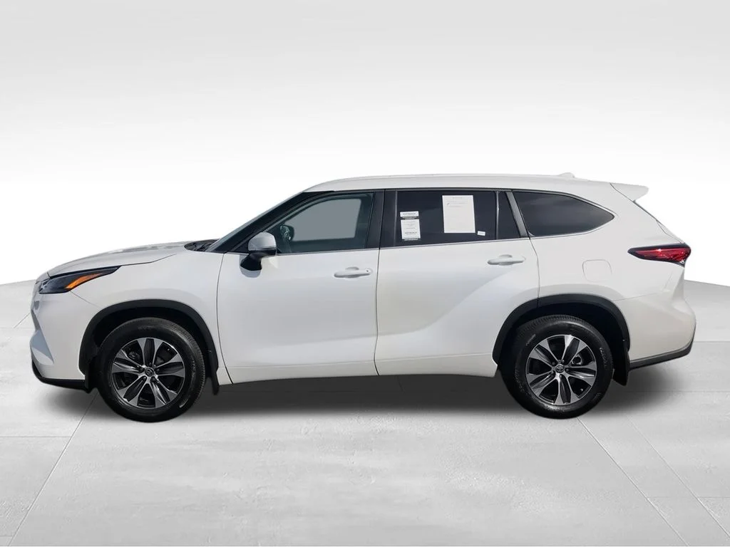 Used 2023 Beige Toyota XLE image 6