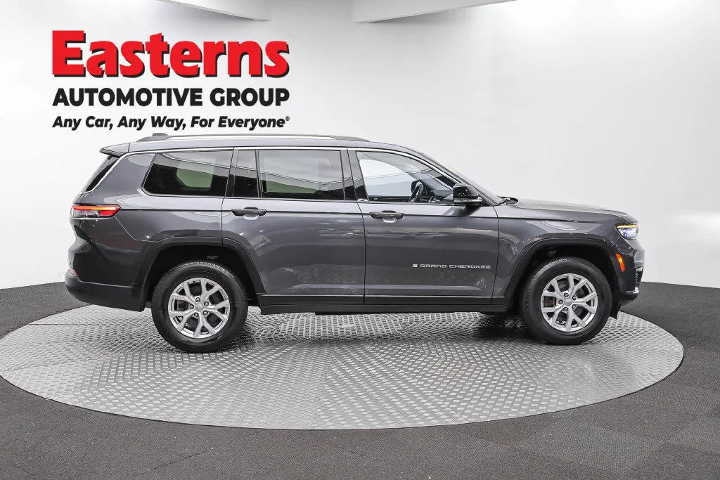 Used 2022 Gray Jeep Limited image 4